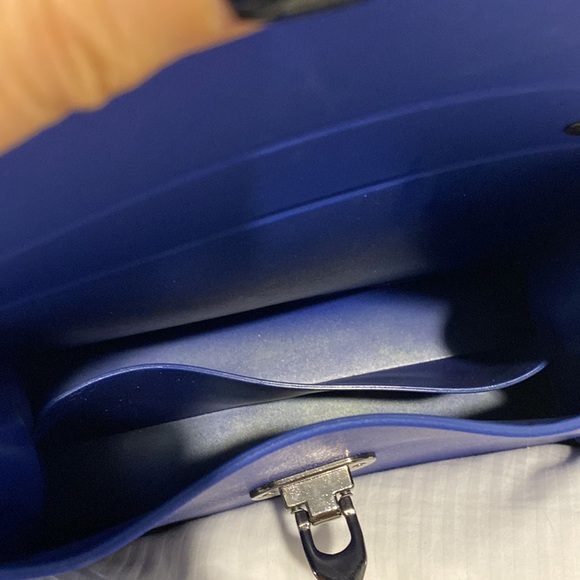 RUBBER STUD PURSE WITH SHOULDER STRAP AND REGULAR HANDLE IN ELECTRIC BLUE - Picture 6 of 8